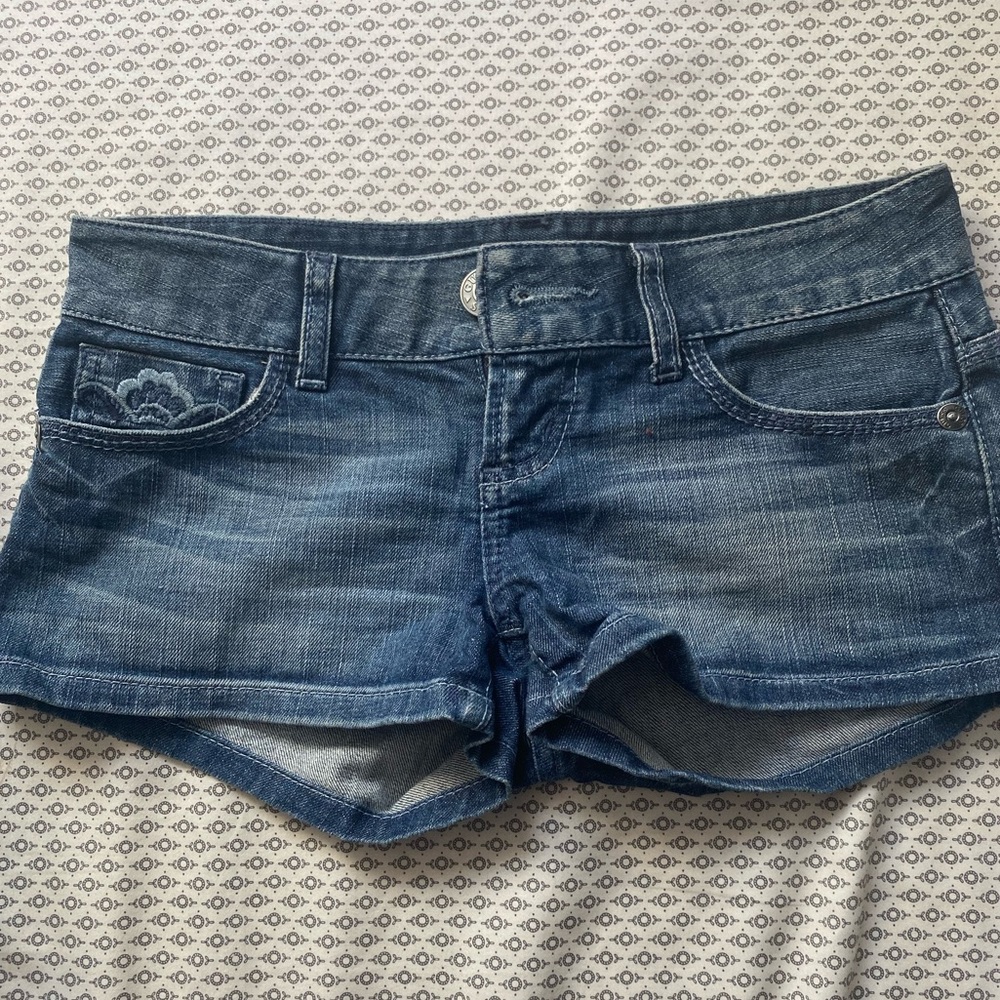 super cute low rise guess jean shorts!